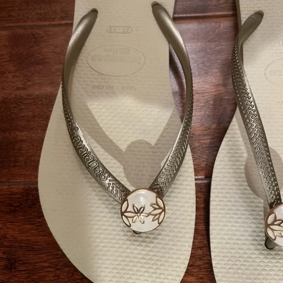 Havaianas Cream and Gold Sandals with Crystal Embellishments - Picture 4 of 4
